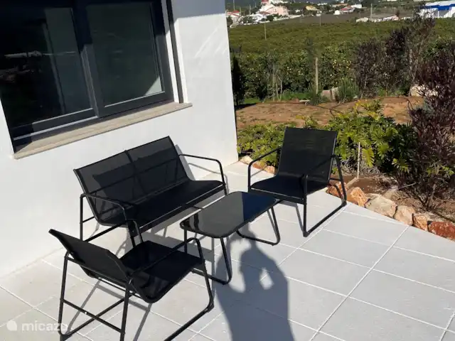 Patio aan de voorzijde van het huis met een eigen zithoek